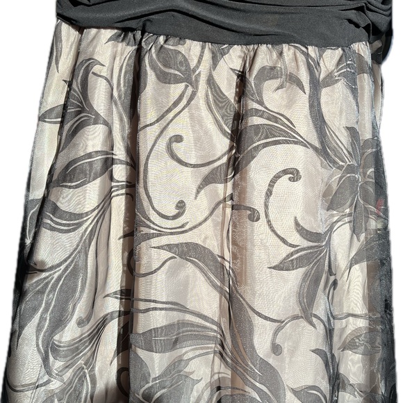 Gorgeous special occasion, dress formal black top in knit in a V-neck - Picture 6 of 8